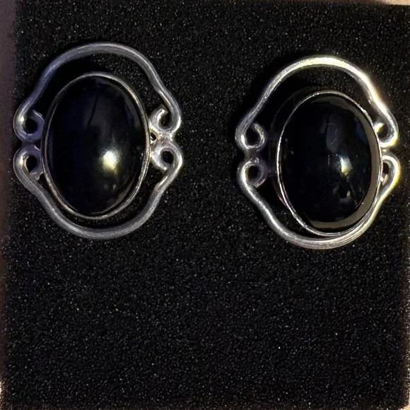 Vintage black coral necklace. 16"
Strand. Matching earrings in sterling silver. - Picture 2 of 7